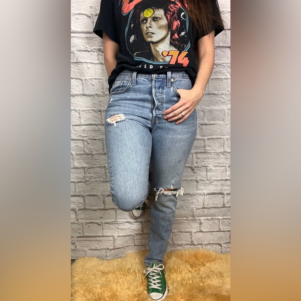 Levi's 501 skinny jeans with a distressed, ripped knee detail  size 27